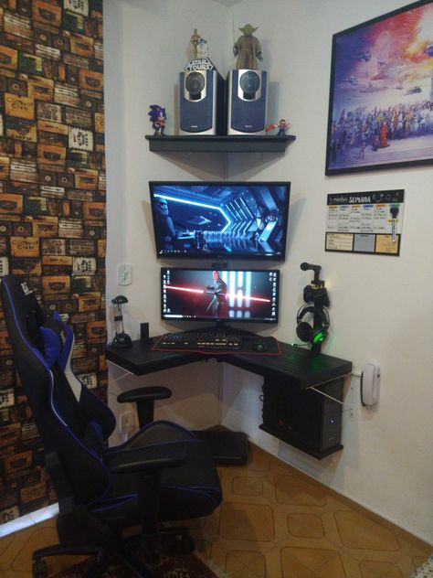 Setup Gamer de canto Boys Game Room Ideas Small Spaces, Small Room Gaming Setup, Room Gaming Setup, Older Boys Bedrooms, Small Gaming Room Ideas, Small Corner Desk, Video Game Bedroom, Room Gaming, Boys Game Room