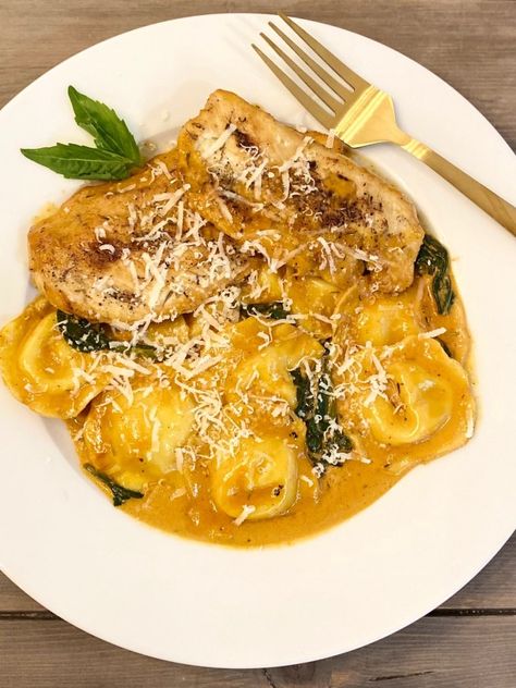 Chicken And Spinach Ravioli, Ravioli Dinner Ideas, Chicken With Spaghetti Sauce, Cheese Ravioli Recipe, Spinach And Cheese Ravioli, Chicken Ravioli, Costco Chicken, Ravioli Filling, Spinach Ravioli