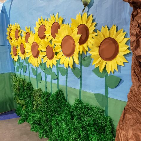 Garden Theme School Decorations, Garden Theme Preschool Classroom Decor, Classroom Garden Theme Decor, Garden Classroom Decor, Farm Decorations For Classroom, Paper Craft Flowers, Sunflower Daycare Theme, Sun Flower Bulletin Board Ideas, Sunflower Classroom