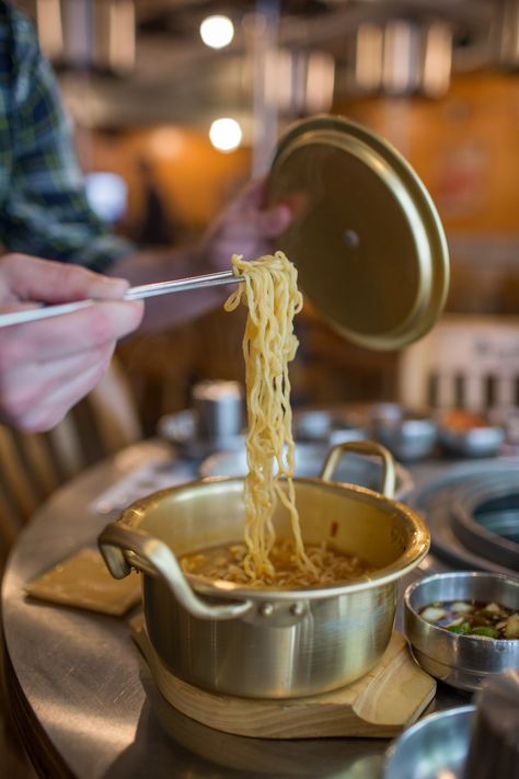 Fanning ramen with a pot lid. Broth Fondue Recipes, Work From Home Opportunity, Healthy Cheese, Ramen Noodle Recipes, Instant Ramen, Ramen Recipes, Instant Noodle, Dinner Appetizers, Food Articles