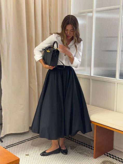 Poplin Skirt Outfit, Corporate Outfits For Women Classy, Wealthy Outfits, Corporate Outfits For Women, Maxi Skirt Outfit, Fashion 1990s, Outfit Office, Classy Skirts, Fairycore Dress