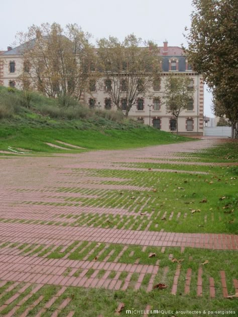 Flexbrick dressing architecture Jardin Niel - Toulouse - Flexbrick dressing architecture Cobblestone Paving, Forest Gardens, Pavement Design, Permeable Paving, Brick Path, Brick Paving, Toulouse France, Landscape Designs, Soil Improvement