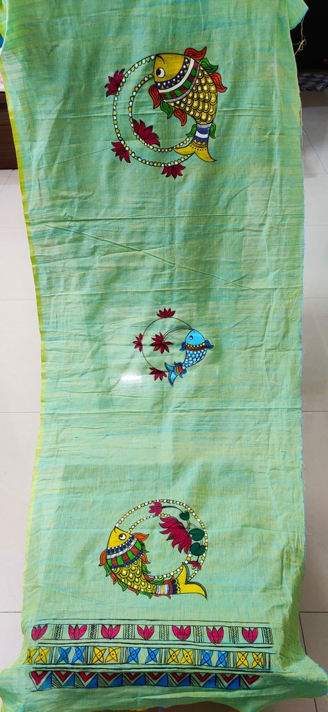 Hand painted madhubani design on Cotton mangalgiri dupatta. Madhubani Painting Saree Design, Madhubani Art Design Saree, Fabric Painted Sarees, Madhubani Painting Blouse Design, Madhubani On Dupatta, Madhubani On Fabric, Gond Painting On Sarees, Madhubani Embroidery Designs, Kalamkari Painting On Fabric