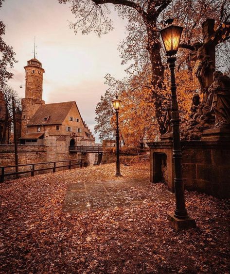 𝓪𝓵𝔂🍂🍄☀️ on Instagram: “this picture radiates peace🌅🥰🍂 - - - #peaceful #autumn #autumntown #autumnvibes #fall #fallvibes #halloween” All Falls Down, Autumn Scenes, Autumn Scenery, Autumn Beauty, Autumn Cozy, Autumn Aesthetic, Autumn Photography, Belle Epoque, In The Fall