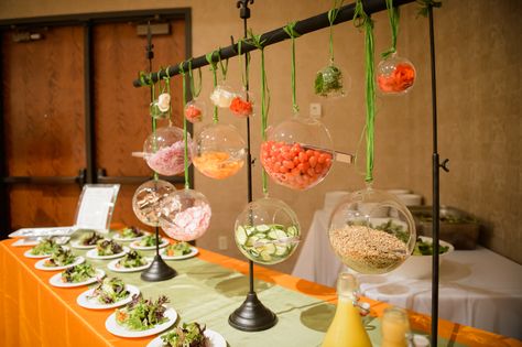 Such a creative way to set up a salad bar Salad Display, Mini Antipasti, Design Cibo, Buffet Presentation, Salad Buffet, Buffet Set Up, Appetizer Buffet, Catering Food Displays, Food Set Up