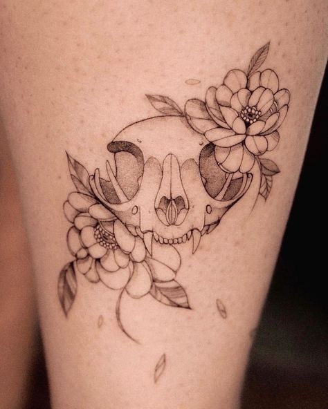 Cat skull with flowers 🥰 Craneo de michi con flores… | Instagram Cat Skull With Flowers, Cat Skull Tattoo Design, Cat Skull Tattoo, Dog Skull, Skull With Flowers, Crystal Tattoo, Mushroom Tattoos, Lino Printing, Cat Tattoos