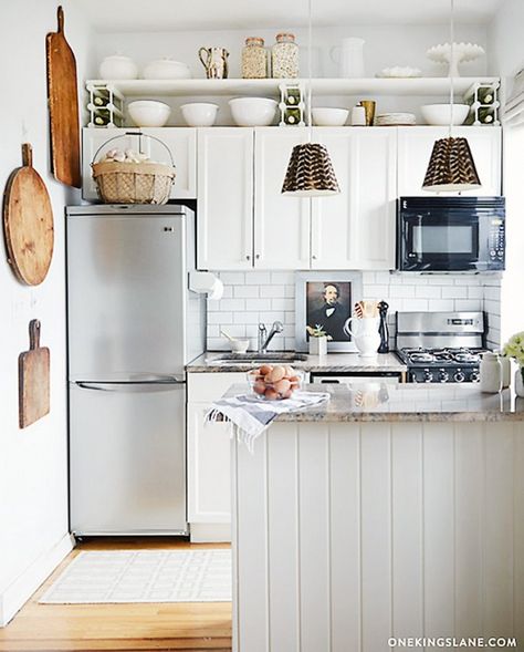 Kitschy country accessories give this compact kitchen an eclectic pastoral vibe, but the foundations of it—subway tile, granite counters, and white beadboard. Apartment Kitchen Storage Ideas, Organiser Cucina, Koti Diy, Diy Kitchen Renovation, Tiny House Kitchen, Small Space Kitchen, Cozy Kitchen, Apartment Kitchen, Tiny Kitchen