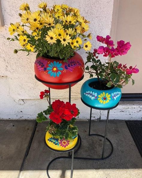 Fall Coffee Table Decor Tray, Mexican Patio Ideas, Decor With Mirrors, Mexican Pottery Decor, Mexican Flower Pots, Fall Room Aesthetic, Fall Room Ideas, Gardening Tattoo, Fall Dining Table Decor