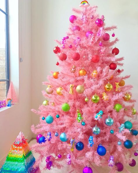 Pink Christmas Tree Pink Christmas Tree Decorations, Rainbow Christmas Tree, A Pink Christmas, Colorful Ornaments, Pink Xmas, Rainbows Christmas, Kawaii Christmas, Pink Christmas Decorations, Christmas Tree Inspiration