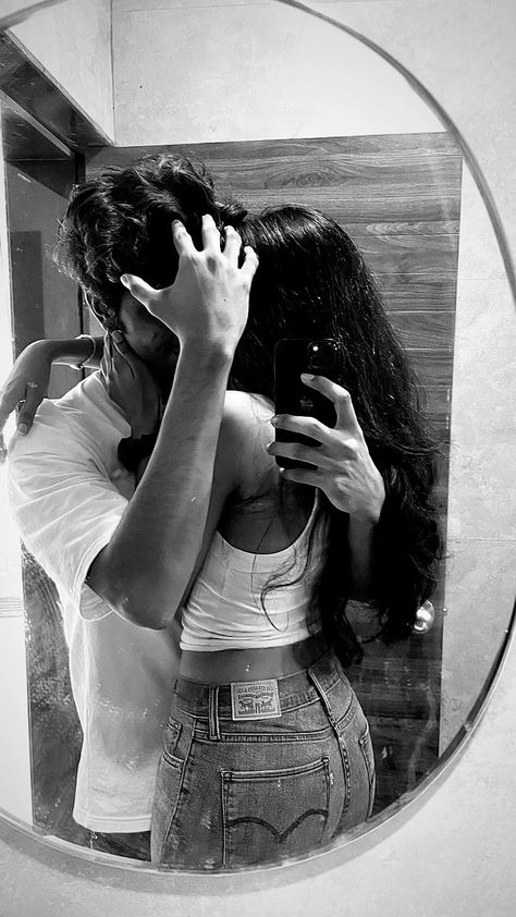 Couples Hidden Face Pics, Cute Relationship Photos, Couple Picture Poses, Best Poses For Pictures, Cute Couple Poses, Love Couple Photo, Cute Couples Photos, Cute Couples Kissing, Relationship Goals Pictures