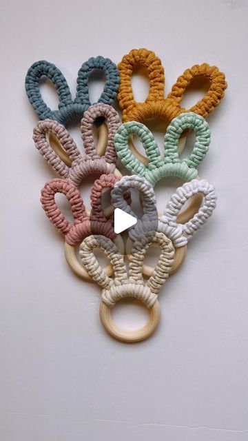 Macrame Bunny Tutorial, Macrame Bunny Ears, Macrame Rainbow Diy Tutorial, Macrame Gifts, Diy Keychains, Weaving Diy, Rainbow Diy, Macrame Bags, Macrame Tutorials