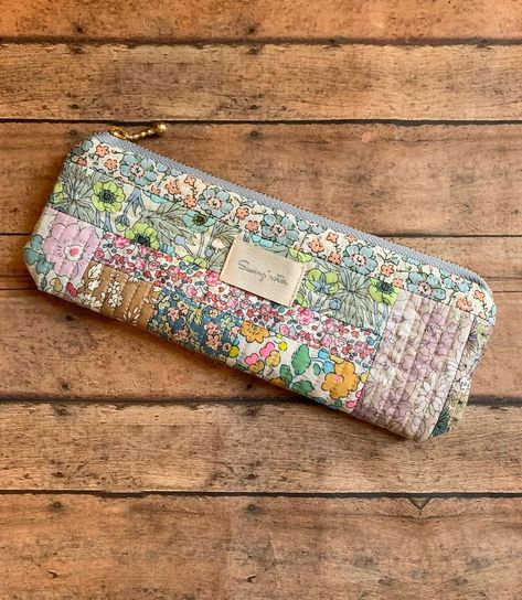 I like to see something cute in my bag. Hope my item makes my customer smile whenever they use it. #etsy #deskdecor #handmade #wellmade… | Instagram Quilted Pencil Case, Project Bag Pattern, Handmade Pencil Case, Pencil Case Sewing, Patchwork Pouch, Quilted Pouch, Unique Pouch, Pouch Diy, Pouch Sewing