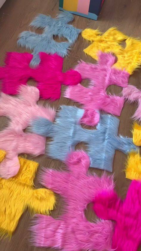 diy puzzle faux fur rug made by meee 💛 #sewing #diy #fyp #foryou #thisshitwashard #tutorialonmyyt #lincolnbio Diy Fur Wall, Faux Fur Wall, Hippie Vision Board, Rug Making Diy, Rug Makeover, Esthetician Room Decor, Diy Puzzle, Diy Puzzles, Esthetician Room