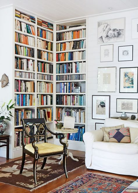 ABM Studio: The Office (Before) - A Beautiful Mess--maybe a custom built shelf in the corner of the l/r where that tree was or in the corner of the dining room Corner Library, Corner Wall Shelves, Corner Bookshelves, Wall Shelves Design, Corner Wall, Home Libraries, Shelf Design, The Design Files, A Living Room