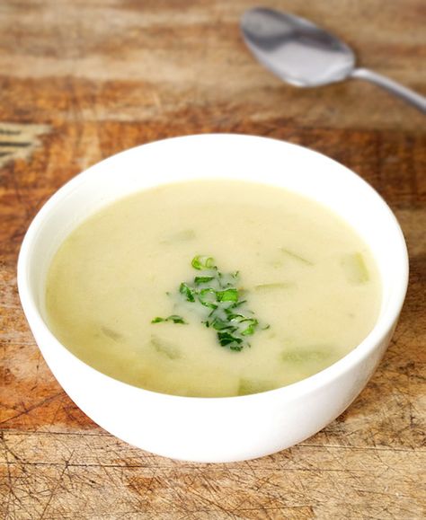 soups: creamy potato and celery soup pickledplum.com food recipes Soup Recipes With Potatoes, Cream Of Celery Soup Recipes, Celery Potato Soup, Celery Soup Recipes, Recipes With Potatoes, Soup Recipe Healthy, Cream Of Celery, Cream Of Celery Soup, Celery Soup