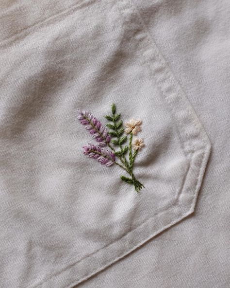 Embroidery Tiny Patterns, Simple Flower Bouquet Embroidery, Simple Small Embroidery Designs, Embroidery Lavender Pattern, Tiny Embroidered Flowers, Simple Lavender Embroidery, Cute Simple Embroidery Designs, Sweatshirt Embroidery Ideas Simple, Cute Simple Embroidery Ideas