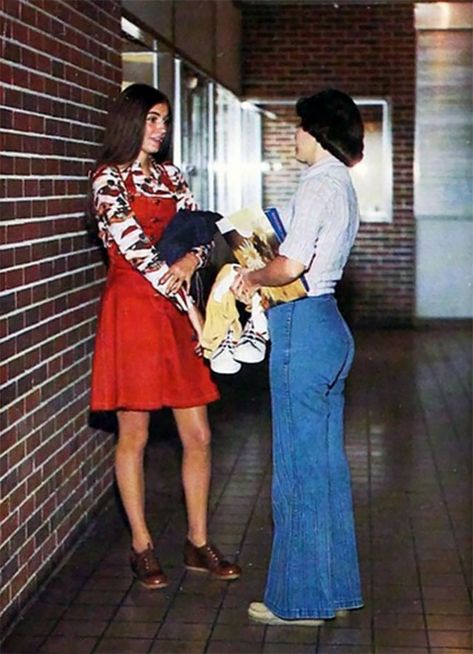 Cool Old Photos Show What School Looked Like In The 1970s 1970s Horror, Hippie Vans, Middle School Fashion, 70s School, 1970s Looks, Retro Clothes, Teenage Life, 60s 70s Fashion, Outfits 70s