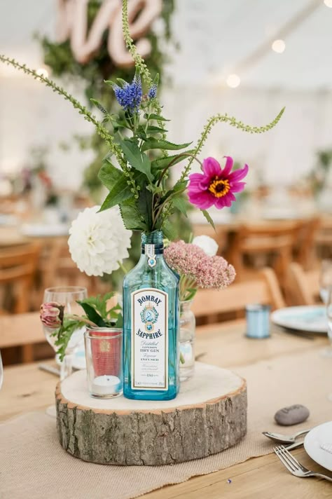 Diy Marquee Wedding, Gin Bottle Flowers Wedding, Flowers In Gin Bottles, Wedding Marquee Decoration Rustic, Diy Wedding Centrepiece, Gin Bottles Decoration, Rustic Wedding Decor Summer, Wedding Tipi Decorations, Rustic Marquee Wedding