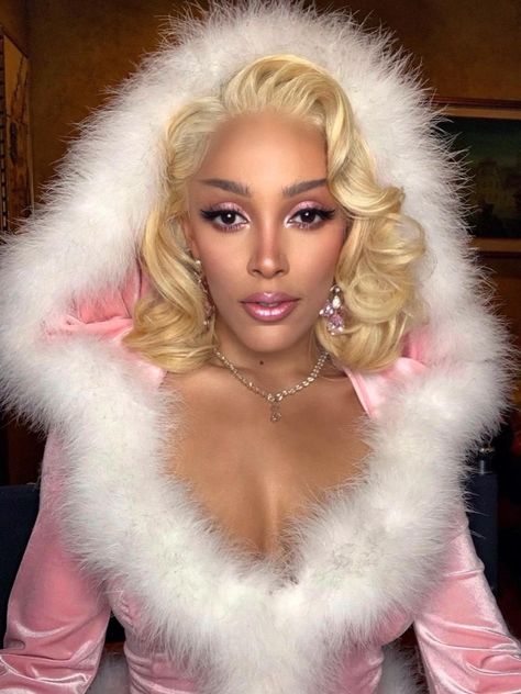 Doja Cat looking immaculate for iHeart's 2020 virtual Jingl Ball concert. Spoiled Girlfriend, Pink Fur, Cat Icon, Cat Makeup, Cat Aesthetic, Doja Cat, Fashion Makeup, Blonde Hair, Beautiful People