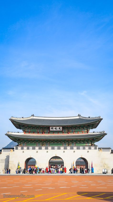 Gwanghwamun Square in Seoul, South Korea South Korea Architecture, Gwanghwamun Square, Korean Palace, Public Plaza, Korean Architecture, Gyeongbokgung Palace, Korea Aesthetic, Korea Trip, Dragon Maid