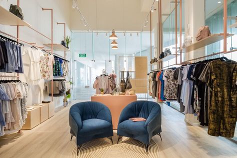 Simple and elegant clothing store Botique Interiors, Fashion Shop Interior, Butik Design, Fashion Store Design, Phone Pay, Classy Clothing, Cloth Shop, Retail Store Interior Design, Clothing Store Interior