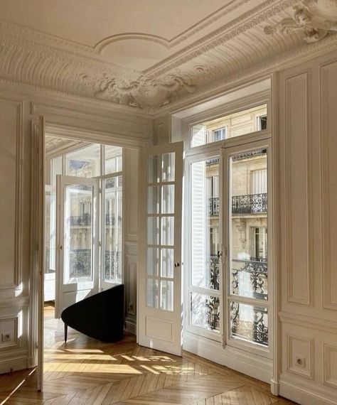 French Classical Interior, Luxury Parisian Interior, Apartment Paris Aesthetic, Classic French Aesthetic, Parisian Apartment Christmas, Parisian Modern Interior, Paris House Aesthetic, Paris Apartment Exterior, Old Parisian Apartment