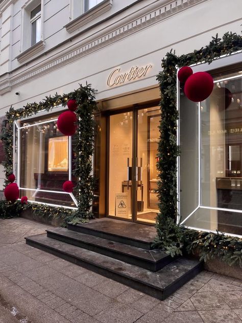 Hotel Xmas Decoration, Cartier Christmas, Winter Christmas Aesthetic, Christmas Salon, Christmas Shop Window, Christmas Booth, Holiday Window Display, Luxury Christmas Tree, Christmas Luxury