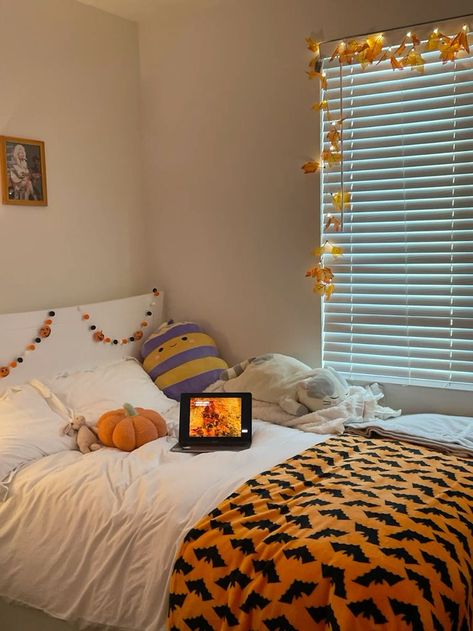 Fall Room Inspiration, Fall Room Ideas, Autumn Bedroom Decor, Seasonal Aesthetic, Goth House, Halloween Sleepover, Fall Decor Bedroom, Fall Board, Halloween Bedroom Decor