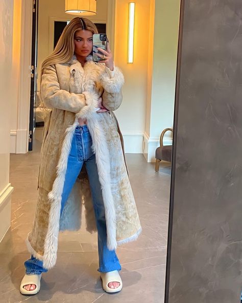 𝙆𝙔𝙇𝙄𝙀 𝙅𝙀𝙉𝙉𝙀𝙍’s Instagram post: “It’s cold outside🤍✨✨ @kyliejenner” Kylie Jenner Fur Coat, Kylie Kardashian, Fur Outfit, Emily Ratajkowski Style, Looks Kylie Jenner, Kylie Jenner Outfits, Snow Outfit, Jenner Outfits, Love Travel