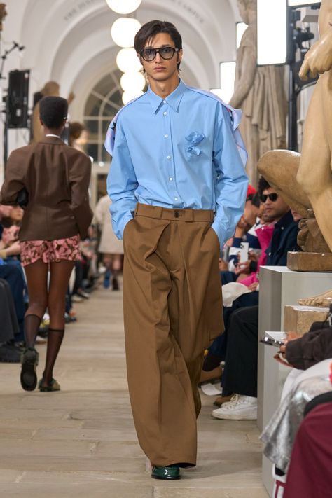 Kent&Curwen Spring 2025 Ready-To-Wear Collection [PHOTOS] Blue Pants Outfit Men, Kent Curwen, Pants Outfit Men, Outfit Grid, Mens Fashion Casual Outfits, Stylish Mens Outfits, Moda Vintage, Mens Fashion Trends, Fashion Poses