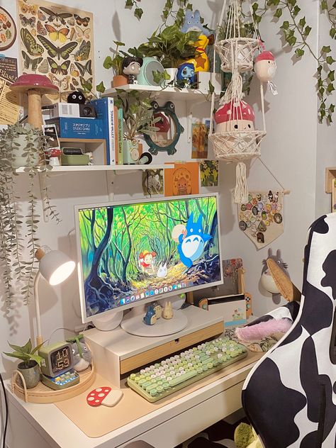 Desk Gaming Aesthetic, Cottagecore Desk Ideas, Mushroom Office Decor, Cottagecore Gaming Room, Cottagecore Craft Room, Nerdy Desk Decor, Studio Ghibli Office Decor, Cozy Ghibli Room, Cottage Core Home Office