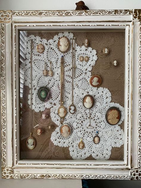 Lace Picture Frame Diy, Broach Organization, How To Display Old Jewelry, Vintage Jewelry Display Ideas, Vintage Brooch Display, Rosette Display Ideas, Repurpose Brooches, Brooch Display Ideas, Old Keys Repurpose