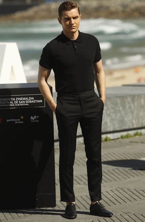 Men Type, Good Body Shape Men, Green And Black Business Outfit, Broad Shoulders Men Outfits, All Black Minimalist Outfit Men, All Black Style Men, Black Outfit Men Summer, Casual Black Outfit Men, All Black Business Casual Men