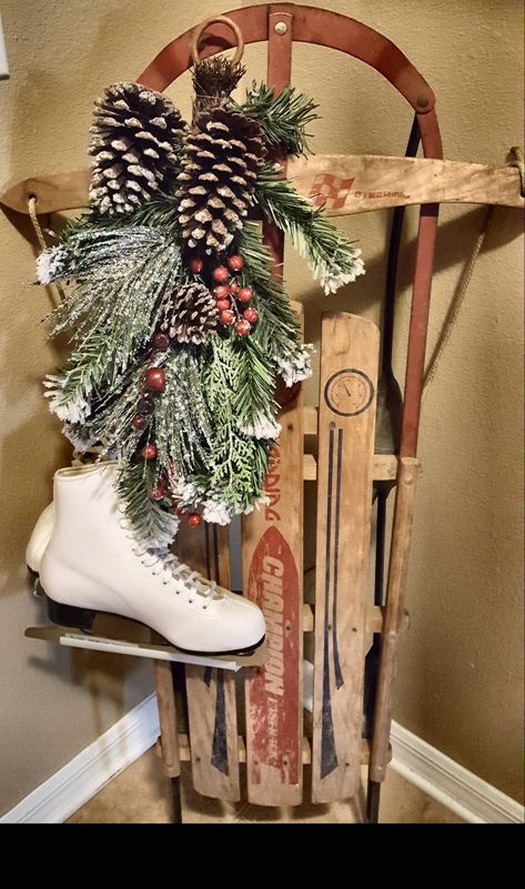 Vintage sled with ice skates! Ice Skates Decoration, Ice Skates Decor, Old Ice Skates, Christmas Sled Decoration, Sled Decor, Christmas Ice Skates, Christmas Sled, Country Christmas Decorations, Diy Christmas Decorations