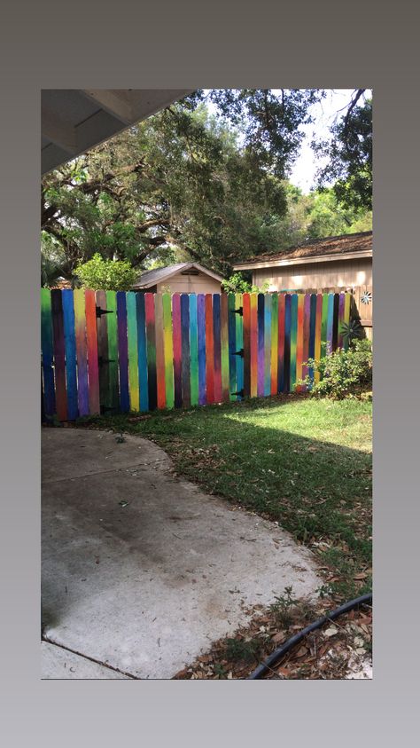 Driveway Divider, Rainbow Fence, Beautiful Fences, Redwood Fence, Easy Backyard Diy, Garage Paint, Backyard Decorating, Wood Fencing, Front Fence