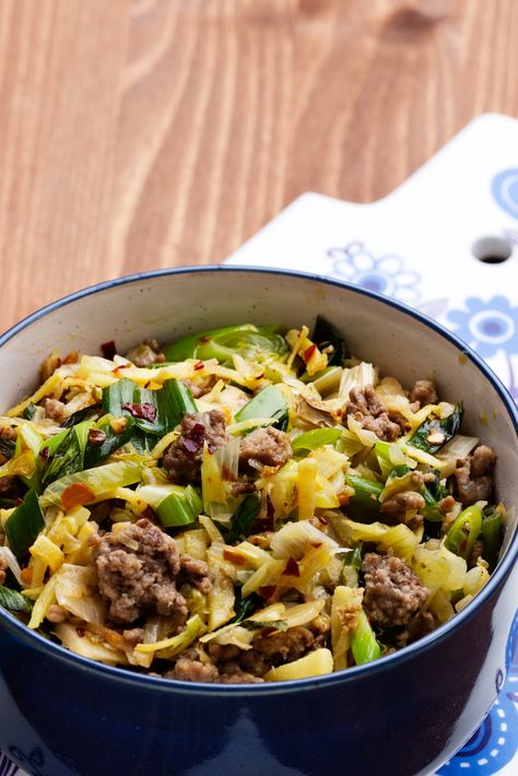 Asian Cabbage Stir-Fry otherwise known as "Crack Slaw" #LowCarb #ketodiet #ketofriendly Asian Cabbage, Keto Stir Fry, Cabbage Stir Fry, Diner Recept, Fry Recipes, Low Carb Diets, Keto Lunch, Lchf Recipes, Recetas Keto