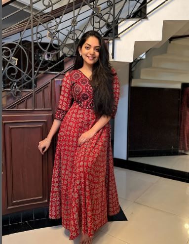 Ahaana Krishna, Anarkali Designs, Girls Ruffle Dress, Churidar Designs, Velvet Dress Designs, Neck Designs For Suits, Half Saree Designs, Indian Gowns Dresses, Indian Gowns