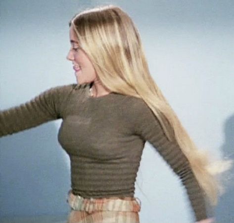 Marsha Brady, Mary Ann And Ginger, Indy Blue, Marcia Brady, Older Actresses, Maureen Mccormick, Celebrity Selfies, Curvy Shorts, Long Blonde