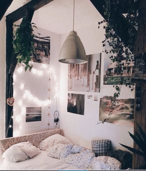 This room decor is perfect for an Aries! Zimmer Diy, Natural Bedroom, Tumblr Rooms, Room Deco, Window Bed, Bedroom Goals, Design Seeds, Luz Natural, The Ceiling