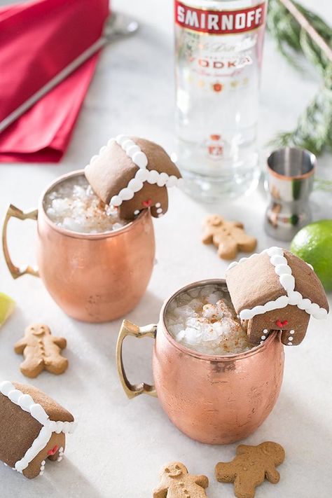 This Christmas Moscow mule has to be one of my all time favorite tipples! With its gingerbread infusion, it’s got a spicy kick and a warmth that’s perfect for winter parties! Plus it’s full of great flavors yet so easy to make! #Gingerbread #MoscowMule #ChristmasCocktailRecipe Apple Cider Moscow Mule, Best Christmas Cocktails, Cocktails Vodka, Ginger Cocktails, Moscow Mules, Moscow Mule Recipe, Mule Recipe, Winter Cocktails, Punch Recipes