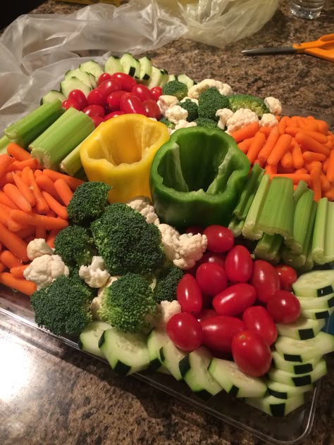 Summer Veggie Platter, Summer Veggie Platter Ideas, Veggie Tray For Bridal Party, Halloween Veggie Platter Ideas, Veg Tray Ideas Vegetable Platters, Veggie Party Trays, Easy Crudite Platter Ideas, Vegetable Trays Veggie Platters, Vegetable Tray Ideas Parties