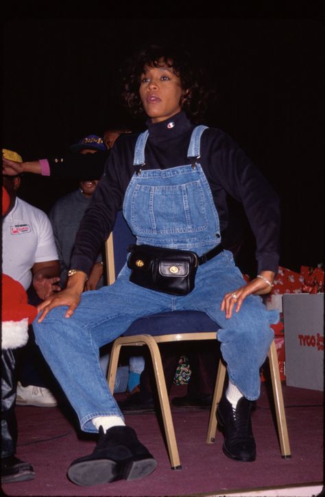 Whitney Houston, 1990 - The Cut 80s Overalls Outfit, 80s Overalls, Whitney Houston 80s, Black 90s Fashion, Whitney Houston Pictures, 90s Inspired Outfits, Houston Fashion, Vintage Black Glamour, 90s Fashion Outfits