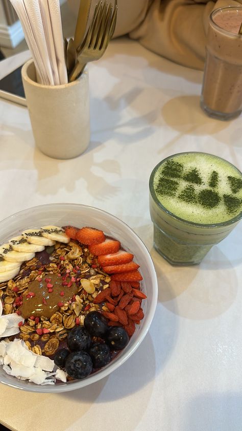 Matcha Acai Bowl, Acai Bowl Aesthetic, Matcha Latte Aesthetic, Brazil Summer, Açai Bowls, Acai Fruit, Matcha Recipe, Yogurt Bowl, Chia Seed Pudding