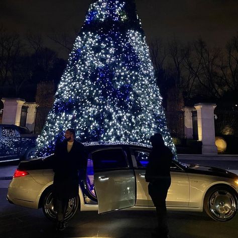 champagnepapi on Instagram: "No such thing as vacation- just warmer weather to work in." Drake Christmas, Machel Montano, Black Men Haircuts, Red Bandana, Billionaire Boys Club, The Visitors, Cozy Christmas, Travel Planner, Celebrity Couples