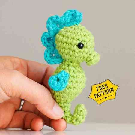 Amigurumi Seahorse Crochet Free Pattern - Always Free Amigurumi Blue Seahorse, Crochet Fish, Crochet Keychain Pattern, Crochet Amigurumi Free Patterns, Crochet Amigurumi Free, Fish Patterns, Crochet Animal Patterns, Basic Crochet Stitches, Crochet Keychain