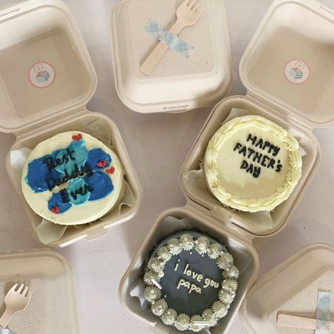 Fathers Day Bento Cake Ideas, Bento Cake Design For Father's Day, Bento Cake Fathers Day Design, Fathers Day Bakery Ideas, Mini Cake Dia Del Padre, Fathers Day Bento Cake, Fathers Day Dessert Box Ideas, Father’s Day Cake Ideas, Father's Day Cake Designs