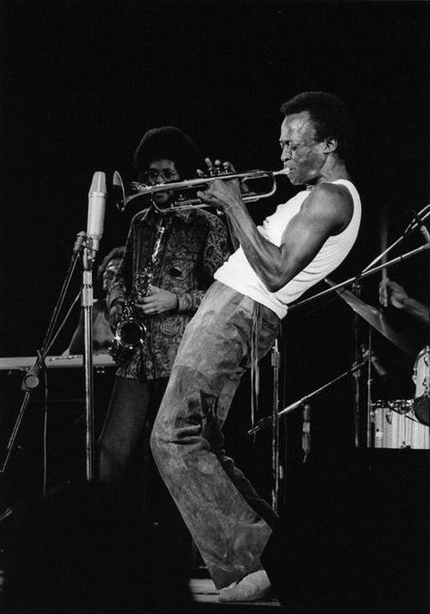 Miles Davis, Lenox, MA, August 1970 Photo by David Gahr Francis Wolff, Jazz Artists, Smooth Jazz, Rock N’roll, Miles Davis, Jazz Musicians, Jazz Blues, Jazz Festival, Music History