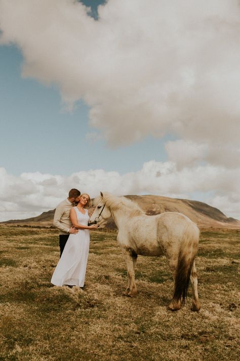 Couple Horse Photography, Horse Engagement Photos, Horse Wedding Photos, Farm Elopement, Horse Couple, Mode Country, Horse Photography Poses, Equestrian Wedding, Womp Womp