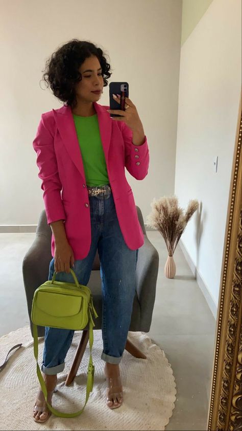 Look Blazer Rosa Pink, Look Com Blazer Pink, Green And Pink Outfits For Women, Blazer Fucsia Outfit Casual, How To Style A Pink Blazer, Outfits Con Blazer Fucsia, Pink And Green Outfits For Women, Top Verde Outfit, Outfit Con Blazer Rosa