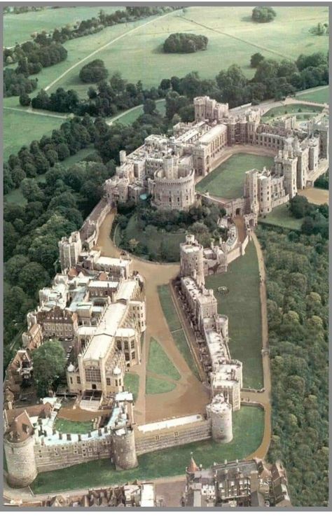 Castle Courtyard, English Castles, Castles In England, European Castles, Royal Castles, Chateau France, Castle House, Amazing Buildings, Beautiful Castles